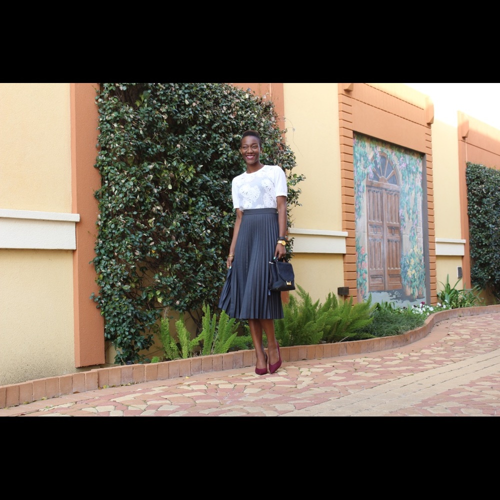 Navy blue Zara pleated skirt